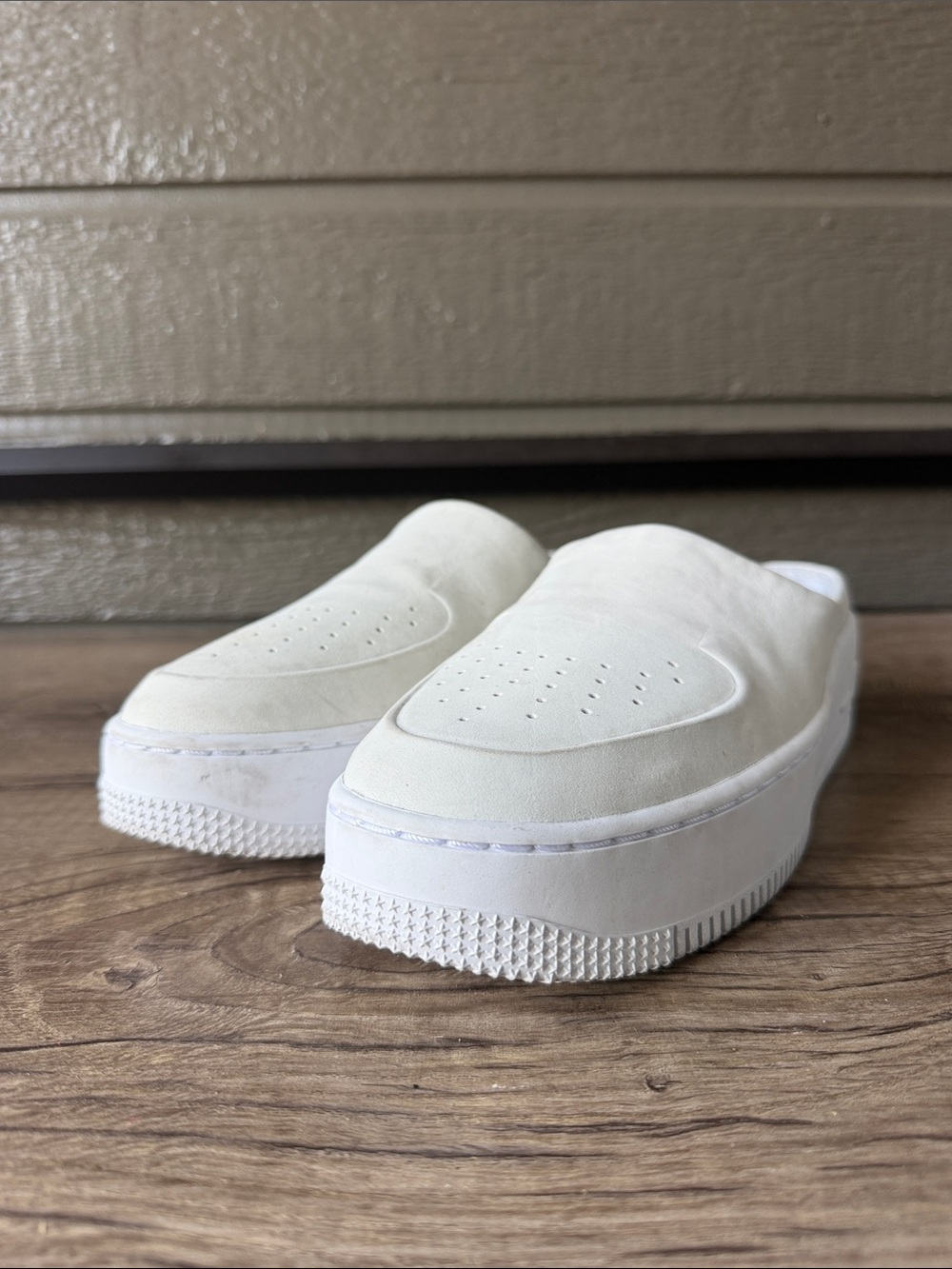Nike air max Women’s Slip-On Platform Mules size 9.5